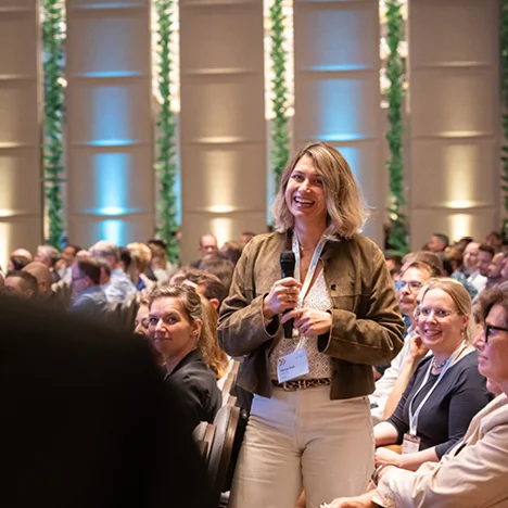 Person im Publikum mit Mikrofon