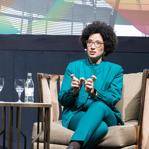 Vortragende spricht sitzend über Projektmanagement-Themen