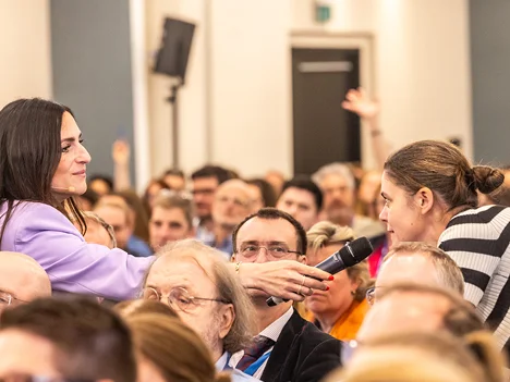 Moderatorin im Publikum mit Mikrofon