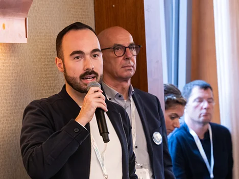 Person mit Mikrofon PM Forum