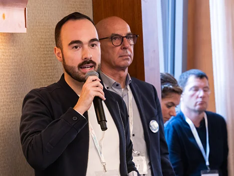 Person mit Mikrofon PM Forum