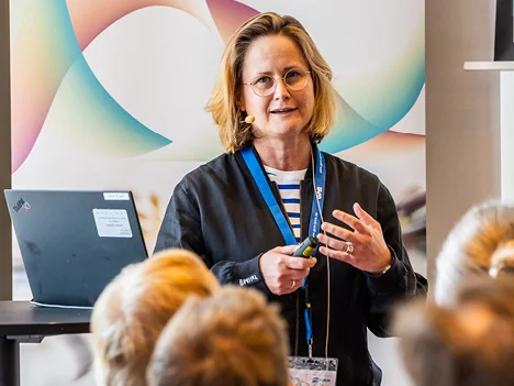 Person mit Mikrofon beim PM Forum