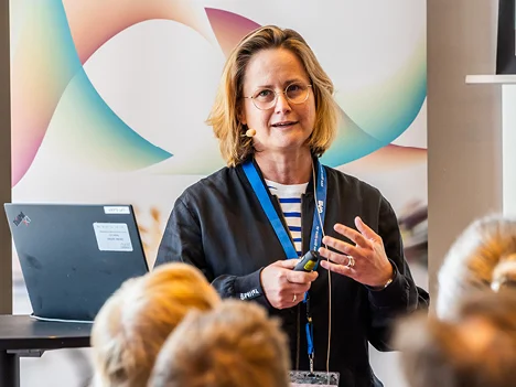 Person mit Mikrofon beim PM Forum