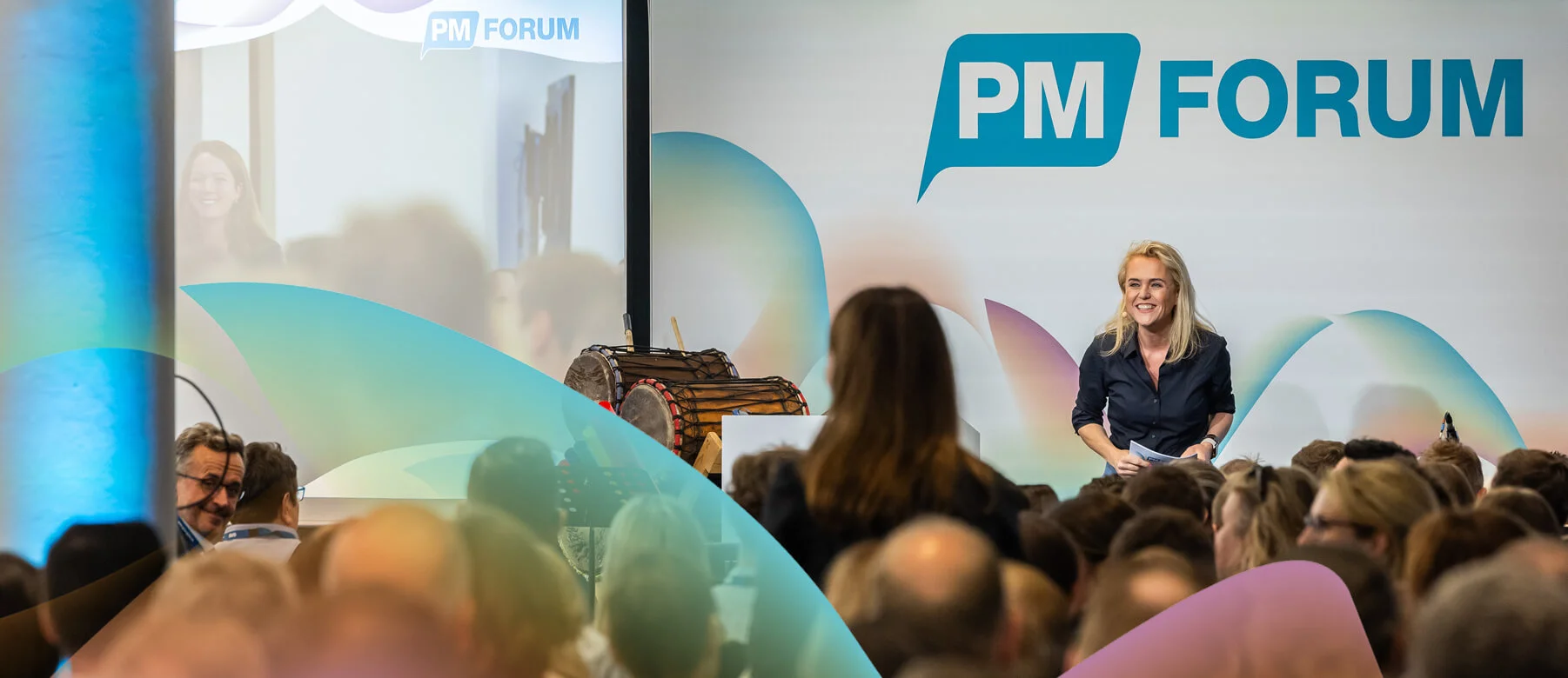 Speakering hält Vortrag vor Publikum