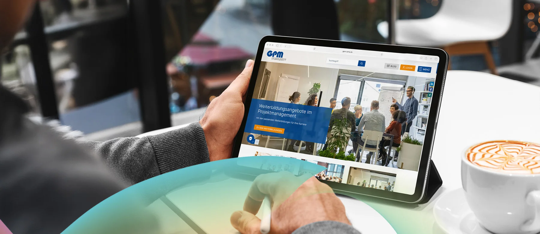 Tablet auf dem die Website der gpm-ipma.de zu sehen ist