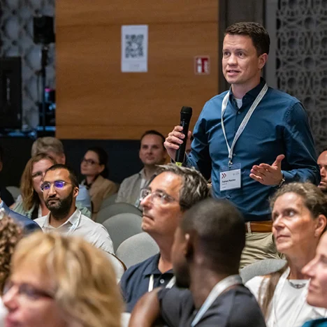 Person im Publikum mit Mikrofon PM Forum