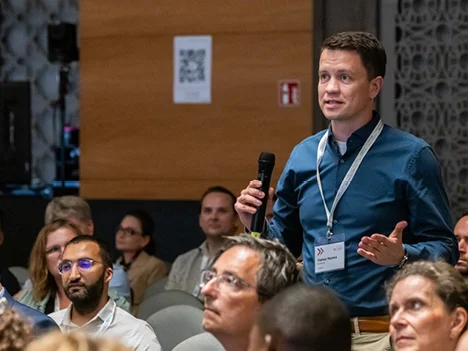 Person im Publikum mit Mikrofon PM Forum