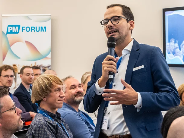 Person mit Mikrofon im Publikum