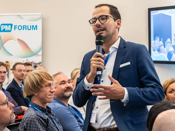 Person mit Mikrofon im Publikum