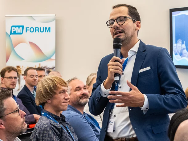 Person mit Mikrofon im Publikum