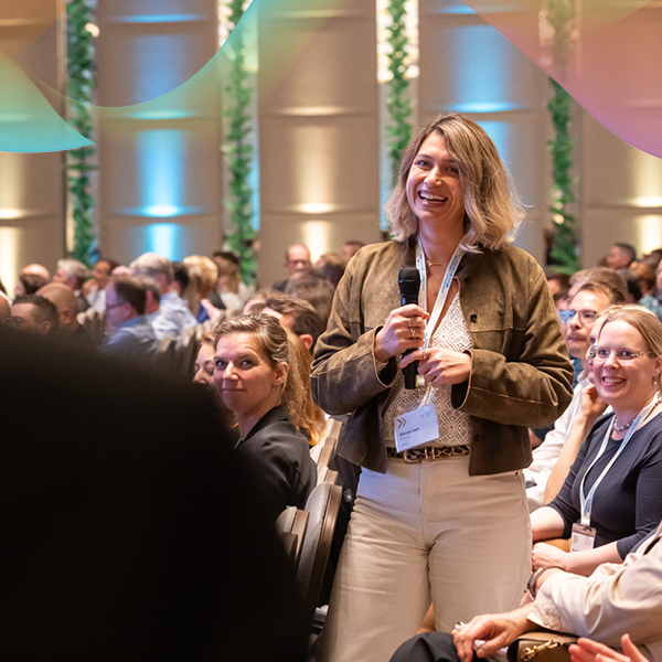 Publikum hört einem Vortrag über Projektmanagement zu