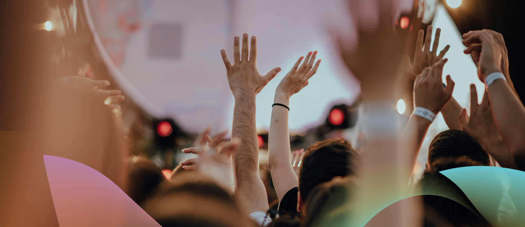 Erhobene Hände welche hochgestreckt werden zum jubeln