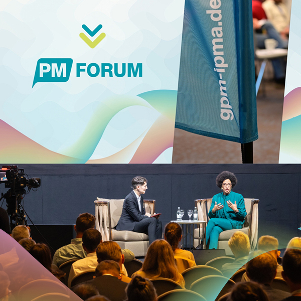 Unterhaltung zwischen zwei Menschen auf der PM-Forum Veranstaltung vor dem Publikum